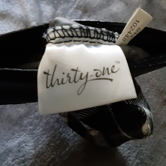 Thirty one black & white case with black handle one zip pocket 7.5" x 4.5" - Picture 4 of 4